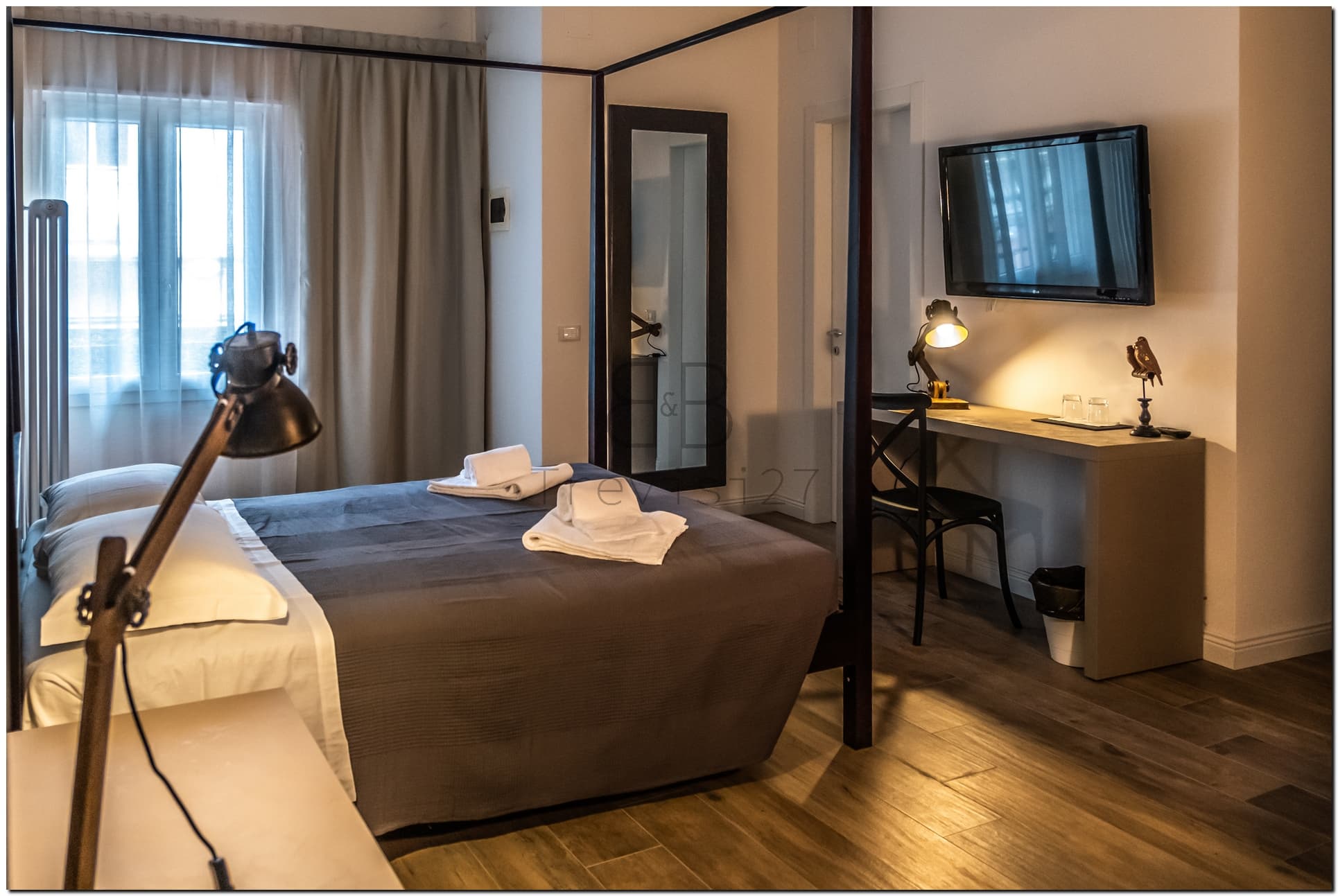 Camera doppia di Trevisi 27 con letto a baldacchino e scrivania da lavoro