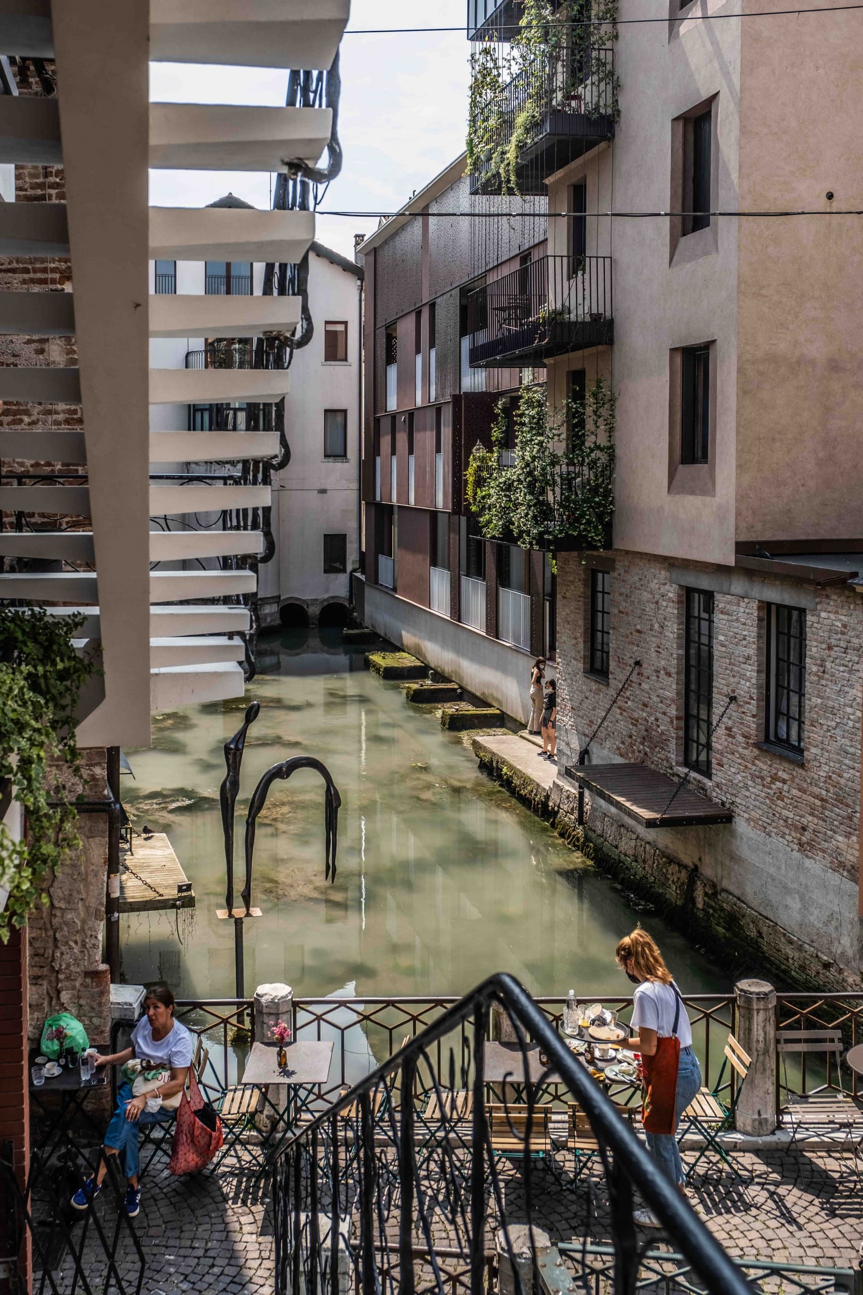 La facciata di Trevisi 27 con la scalinata esterna, in Via Trevisi a Treviso